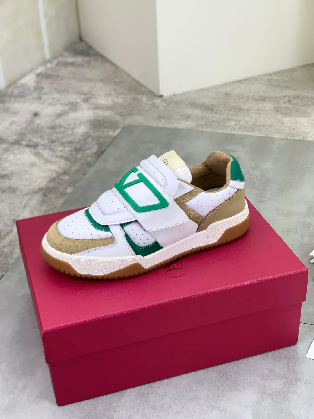 Men's men's shoes 💰P640 new style latest Valentino Valentino V family new casual young fashion trend sports shoes full of vitality, no age limit, very light and comfortable on the foot, packaging, original purchase and development, production, various color combinations are eye-catching, activate the charming sunny boy, the shoe design combines coolness with daily style, full of street feeling, multi-color options!   Fabric: original material splicing/first-layer cowhide Lining: imported cowhide/original logo sweat-absorbent and breathable foot pad Outsole: TPU foam lightweight material outsole Brand injection insole Code number: 38-46 Full set of packaging Color: 3️⃣ colors available